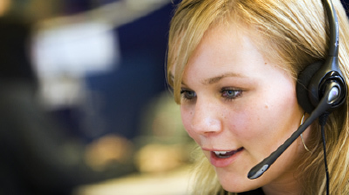 A_woman_working_on_a_call_centre.jpg